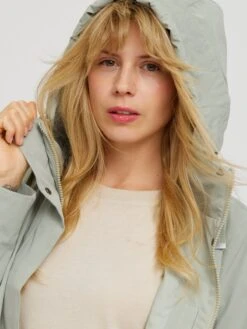 Regenjassen Tussenparka Marydale Dames Pastelgroen 21 Regenjassen Tussenparka Marydale Dames Pastelgroen -Winterkledingwinkel Voor Dames 0a71a03b45537f7c5cd490d087479969