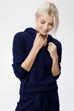 Hoodies Trui Mila Dames Navy -Winterkledingwinkel Voor Dames 7ab78868c0cc3f8e6b6d04cd9dd6d475