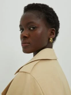 EDITED Trenchcoats Zomerjas Dames Sand 13 EDITED Trenchcoats Zomerjas Dames Sand -Winterkledingwinkel Voor Dames 7f3ecdb1589c5bfae86f6b631913ce6c