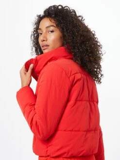 ONLY Gewatteerde Jassen Winterjas Dolly Dames Knalrood 9 ONLY Gewatteerde Jassen Winterjas Dolly Dames Knalrood -Winterkledingwinkel Voor Dames 8902c0ecdd5b897a2a74996369ccf738
