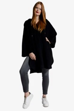 Ulla Popken Ponchos & Kimonos Cape Dames Zwart -Winterkledingwinkel Voor Dames aaed2f7164c3ec32b3fc89d4ca8bc4bd